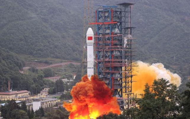 China loods Shijian-21-satelliet vir ruimterommelbestuurstoets