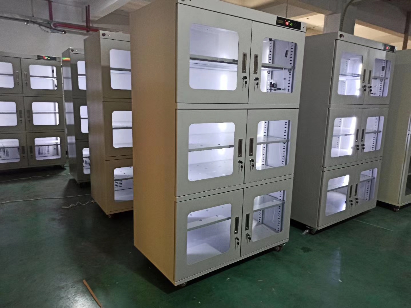 YUNBOSHI лансираше суви кабинети со функција за автоматско алармирање на LED светло и влажност